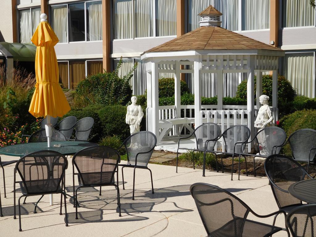 Wyndham Garden Greensboro Bagian luar foto