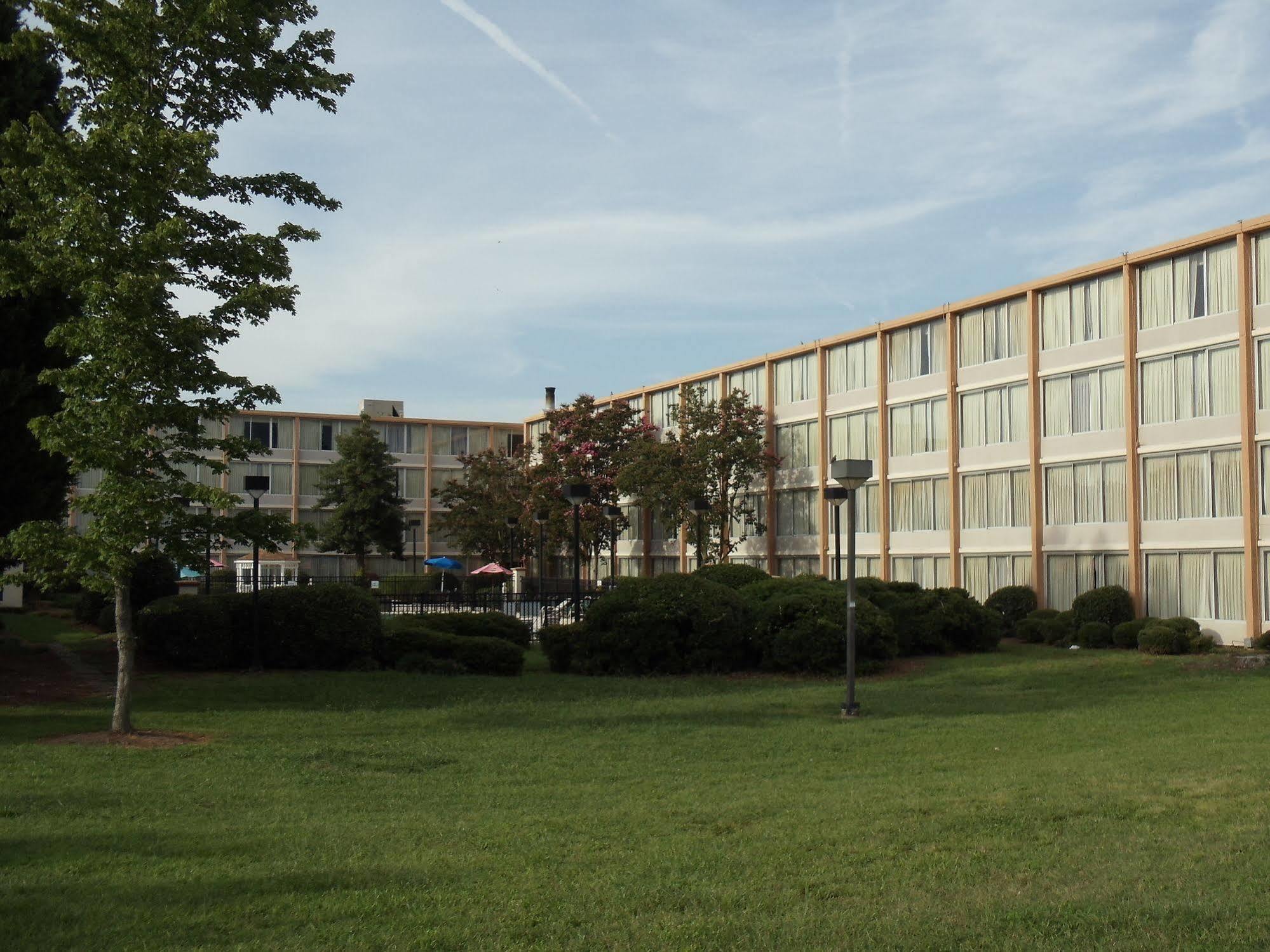 Wyndham Garden Greensboro Bagian luar foto