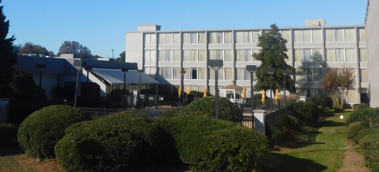 Wyndham Garden Greensboro Bagian luar foto